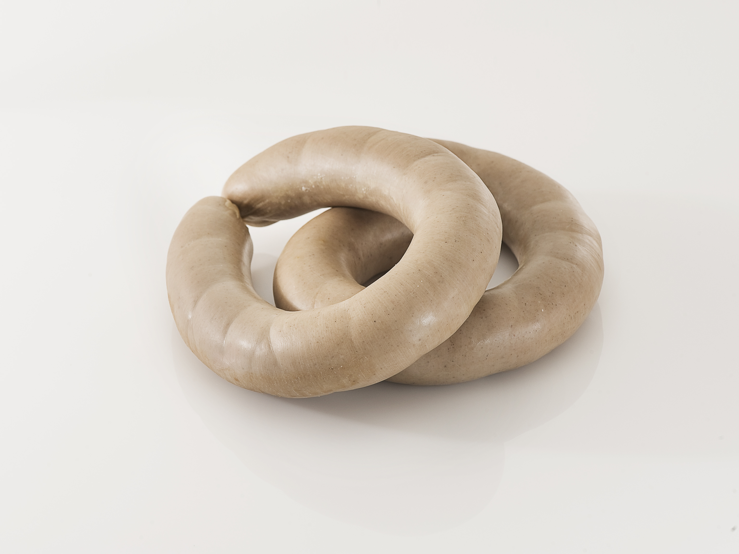 2 Innmatpølser, på hvit bakgrunn